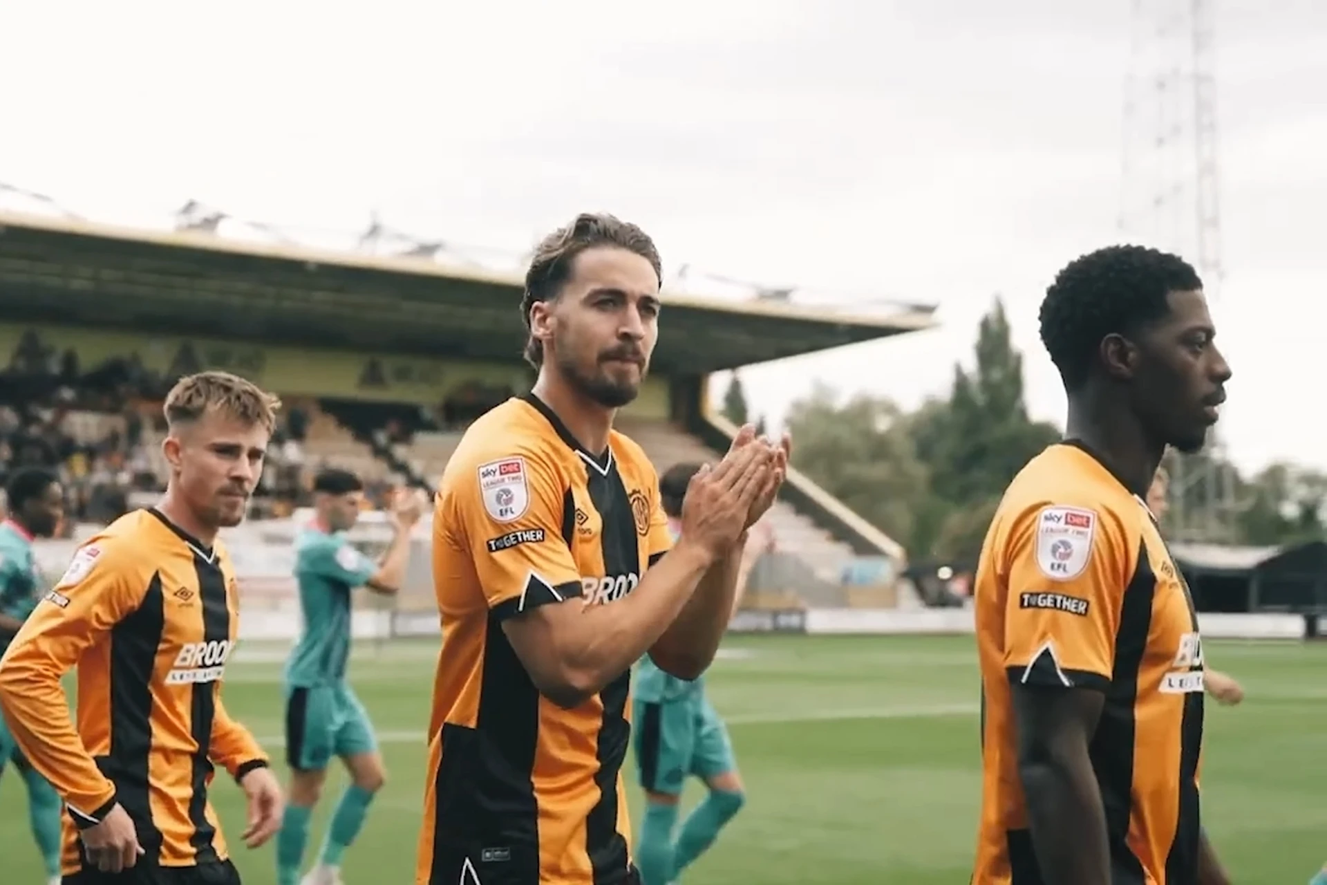 Cambridge United players applauding the home end at the Abbey Stadium (EFL League Two)